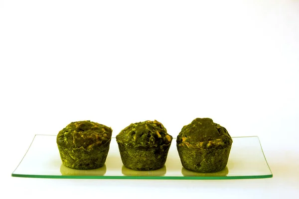 Cam tepside üç yeşil cupcakes