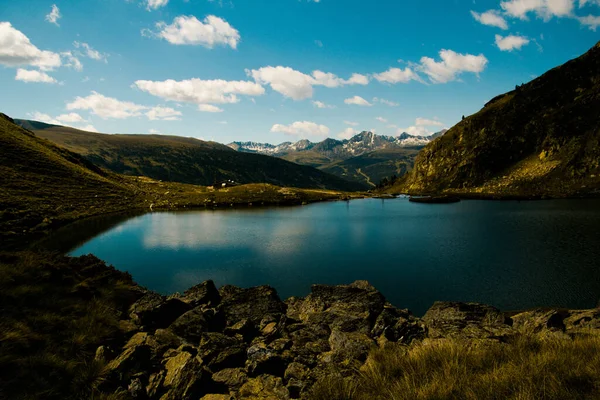 Andorra 'daki dağların arasındaki göl