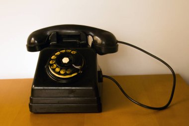 Mobilyaların üzerine disk yerleştirilmiş eski bir telefon