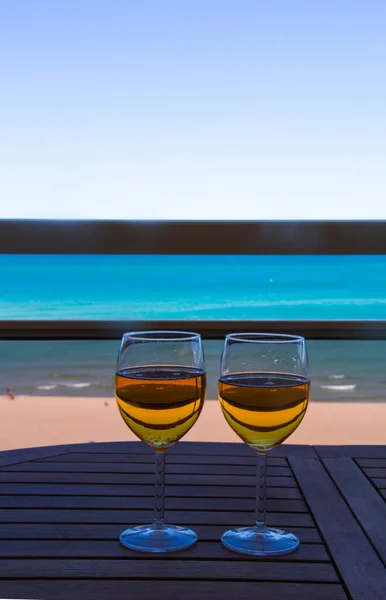 Deux Verres Pleins Cidre Sur Une Table Avec Mer Arrière — Photo