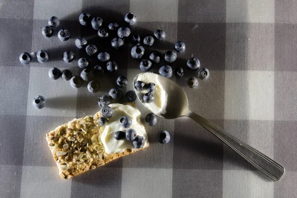 Kahvaltıda ya da kahvaltıda mısır gevreğinde kremadan yapılmış tost ve üstünde yaban mersini.