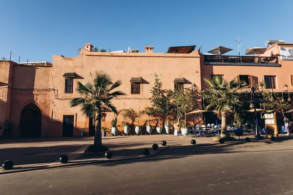 Calle Vacía Con Casas Tradicionales Ollas Blancas Plantas Verdes Hermosas —  Fotos de Stock