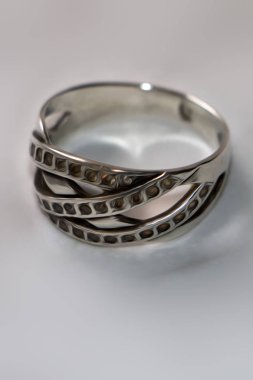 Beyaz bir arka plan üzerinde eski gümüş yüzük.