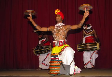 Turistler Kandy, Sri Lanka önünde sanatçı gerçekleştirmek.                               
