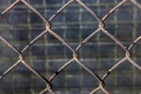 Bir metal kafes kökenli.