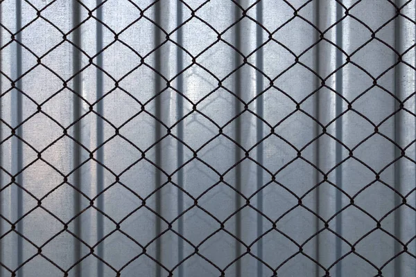 钢栅栏与生锈的网格纹理 — 图库照片