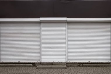 Metal perdeler kapalı eski, terk edilmiş bir dükkan.