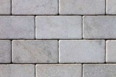 Açık gri doğal taş tuğla duvar.