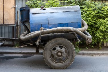 Bir su pompası ile eski mobil römork.
