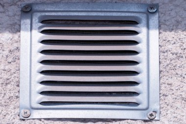 Duvarda eski havalandırma