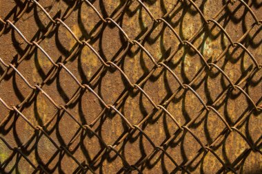 bulanık paslı metal arka planda bir metal kafes.