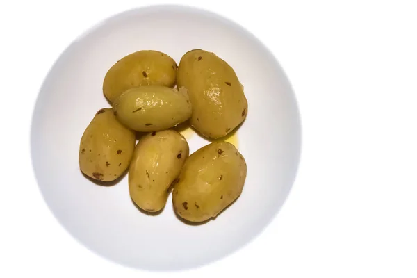 Beyaz plaka üzerinde tereyağı ile haşlanmış patates.