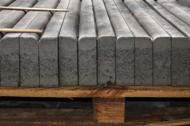 Tahta bir palette beton bloklar.