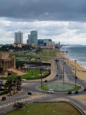 Colombo / Sri Lanka : Colombo'nun okyanus kıyısındaki, idari ve modern binalarının görünümü. Bulutlu havalarda görünüm.                      