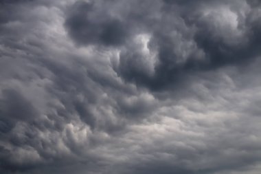 Fırtınalı gökyüzü, kasırganın başlangıcı.