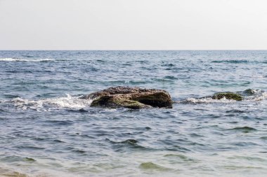 Deniz kıyısındaki kaya resifleri.