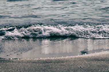 Köpüren kirli bir sel dalgasının arka planı.