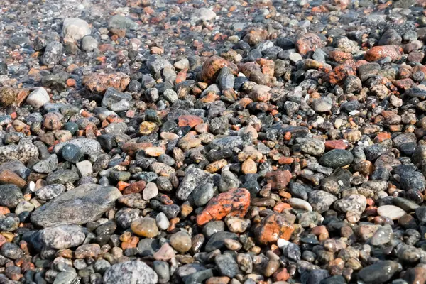 卵石海滩 纹理与潮湿的沿海卵石 — 图库照片