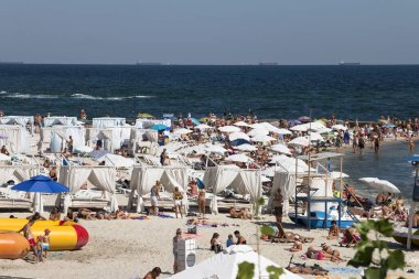 Odessa plajı tatilcilerle dolup taşıyor..