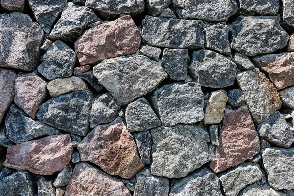 Uma Parede Pedras Amontoadas Diferentes Tamanhos Formas — Fotografia de Stock