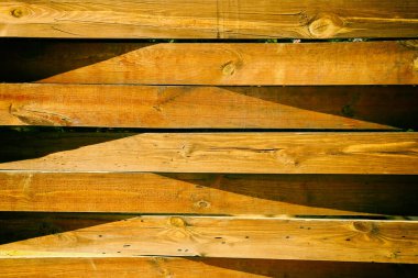 İşlenmemiş tahtalardan yapılmış kaplamalar.