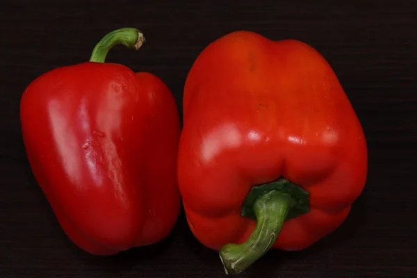 Stillleben Mit Essen Zwei Süße Rote Paprika Auf Dunklem Hintergrund — Stockfoto