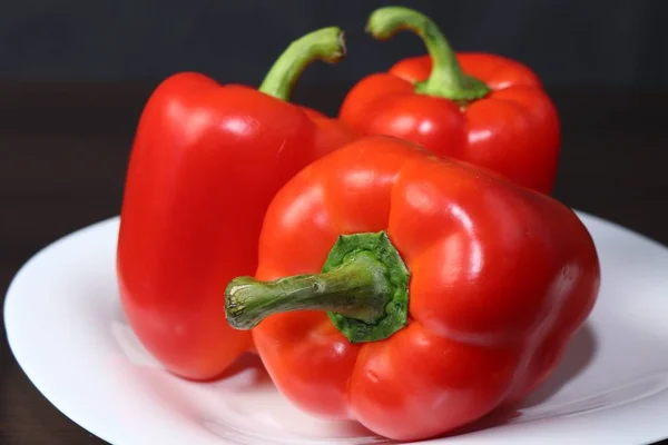 Stillleben Mit Essen Drei Große Süße Bulgarische Paprika Liegen Auf — Stockfoto