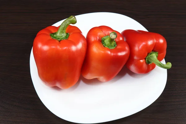 Stillleben Mit Essen Drei Große Süße Bulgarische Paprika Liegen Auf — Stockfoto