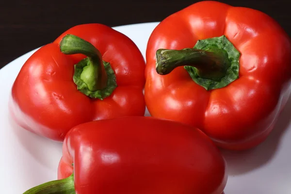 Csendélet Étellel Három Nagy Édes Bolgár Piros Paprika Fekszik Asztalon — Stock Fotó