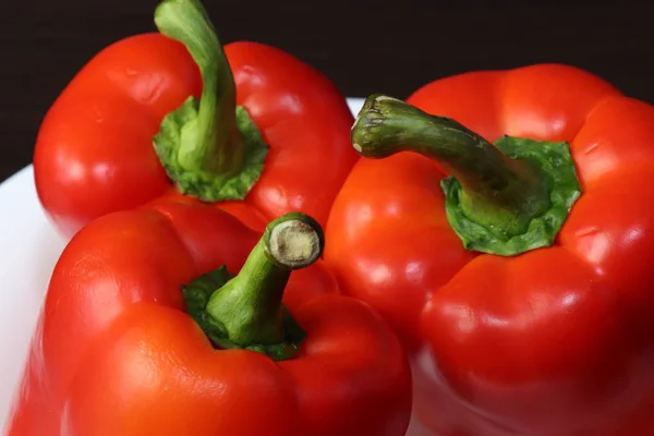 Stillleben Mit Essen Drei Große Süße Bulgarische Paprika Liegen Auf — Stockfoto