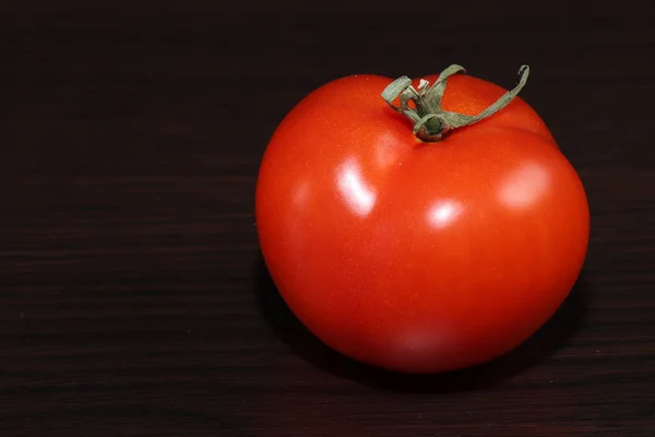 Stillleben Mit Essen Eine Große Reife Rote Tomate Liegt Auf — Stockfoto
