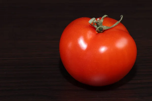 Still Life Food One Large Ripe Red Tomato Lies Table — Stock Photo, Image