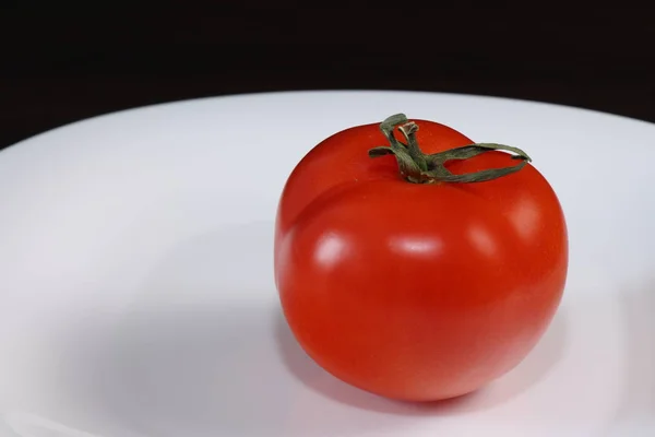 Ainda Vida Com Comida Grande Tomate Vermelho Maduro Está Sobre — Fotografia de Stock