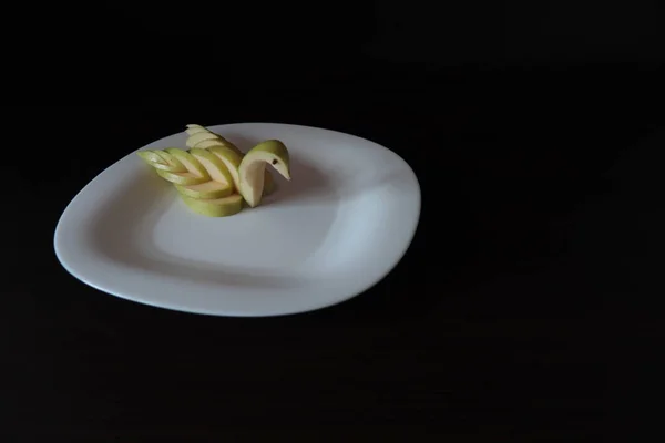 Ajuste Mesa Cisne Tallado Manzana Verde Colocado Plato Servir Blanco — Foto de Stock