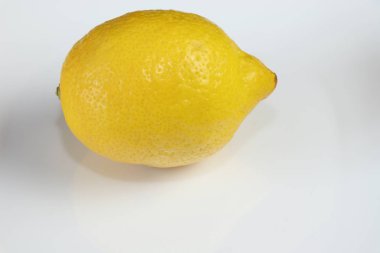 Narenciye. Beyaz servis plakasında limonlar yakın çekim.