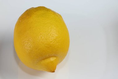 Narenciye. Beyaz servis plakasında limonlar yakın çekim.