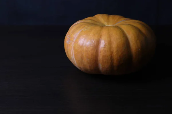 Stilleben Med Vegetabilisk Mat Stor Mogen Orange Pumpa Bordet Med — Stockfoto