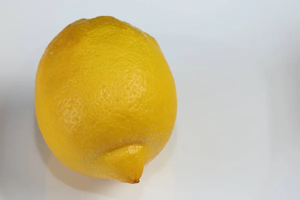Narenciye. Beyaz servis plakasında limonlar yakın çekim.