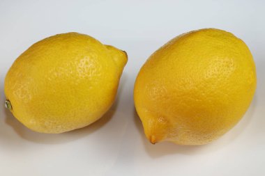 Narenciye. Beyaz servis plakasında limonlar yakın çekim.