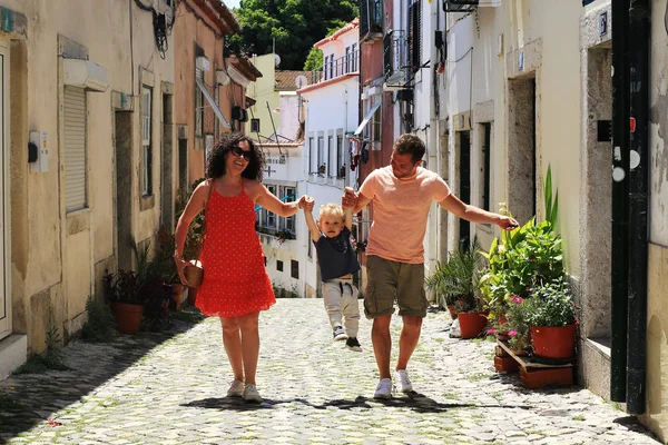 リスボン ポルトガル若い家族は 旧市街を歩く — ストック写真