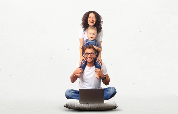 Glückliche Junge Familie Lacht Und Lächelt Auf Hellem Hintergrund — Stockfoto