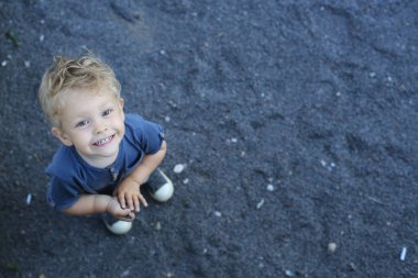 Sevimli küçük çocuğun park çevresinde