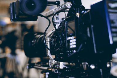 Modern video kamera üzerinde arka plan bulanık mikrofon ile
