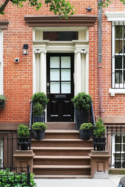 Fachada Puerta Negra Con Flores Macetas —  Fotos de Stock