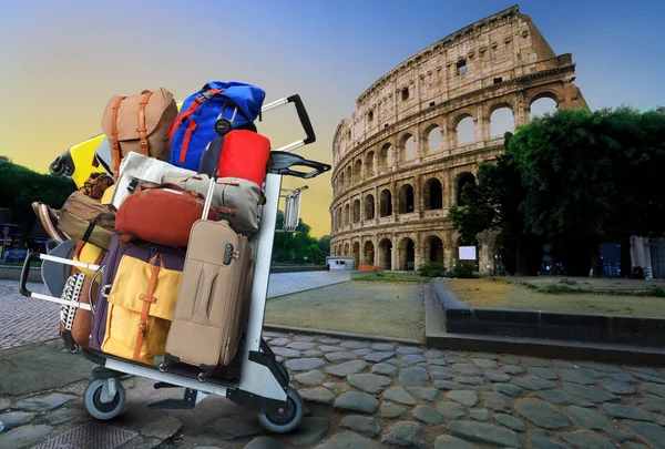 Flughafenwagen Mit Einem Bündel Von Taschen Und Koffern Rom — Stockfoto