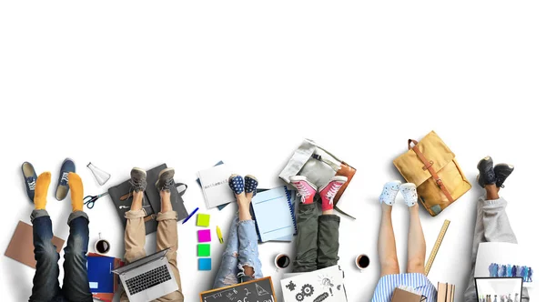 Grupo Estudantes Para Uma Tarefa Equipe Com Mochilas Livros — Fotografia de Stock