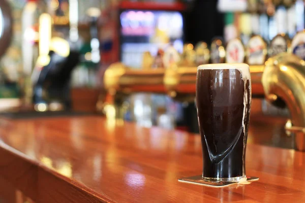 Vaso Cerveza Fría Oscura Fondo Barra — Foto de Stock