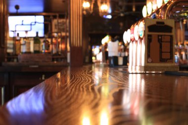 Klasik çubuklu bar sayacı ve bira musluklar