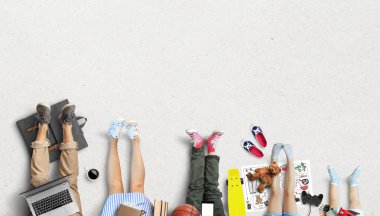 Üstten görünüm katta oturan genç Aile