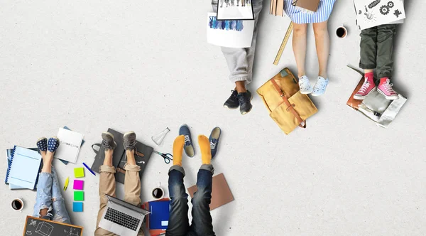 Gruppo Studenti Lavoro Squadra Con Zaini Libri — Foto Stock